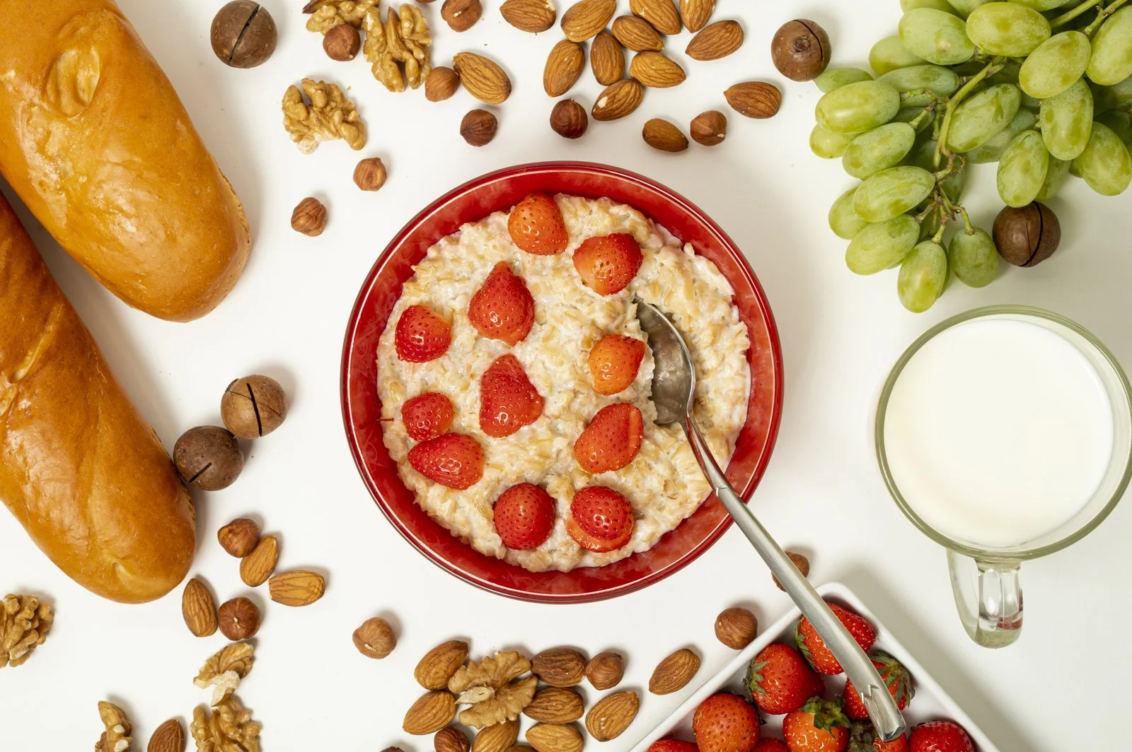 Porridge oats with fruit and nuts, an example of a low GI breakfast